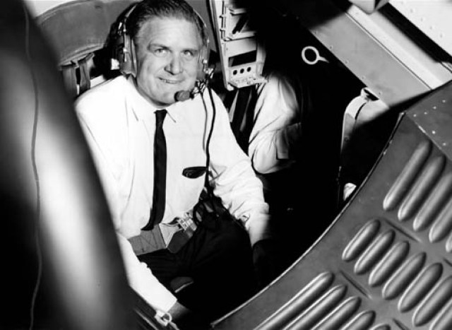 James Webb 7 Ağustos 1965'te Gemini kenetlenme simulatörünü test ederken. Fotoğraf Kredisi: NASA