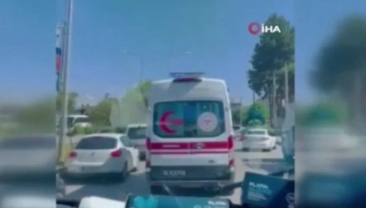 Bakan Koca'dan ambulansın önünü açan Ordulu şoförlere teşekkür
